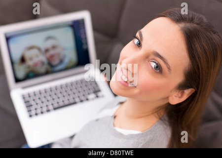 Femme regardant des images sur son ordinateur Banque D'Images