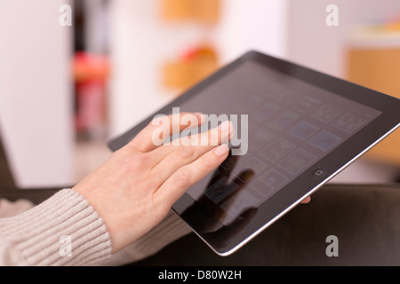 Femme holding digital tablet, gros plan Banque D'Images