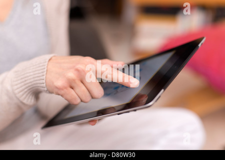 Femme holding digital tablet, gros plan Banque D'Images