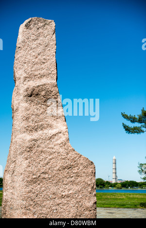 Lyndon Baines Johnson Memorial Grove Monolith Washington DC // WASHINGTON DC — le monolithe de granit rose caractéristique est la pièce maîtresse du Lyndon Baines Johnson Memorial Grove sur le Potomac, un mémorial dédié au 36e président des États-Unis. Le Washington Monument, visible en arrière-plan, apparaît entouré d'échafaudages lors des réparations suite aux dégâts causés par le tremblement de terre. Le LBJ Memorial Grove, conçu par l'architecte paysagiste Meade Palmer, a été inauguré en 1976 et présente ce monolithe de granit de 19 pieds créé par le sculpteur Harold Vogel. Situé sur l'île Columbia le long Banque D'Images