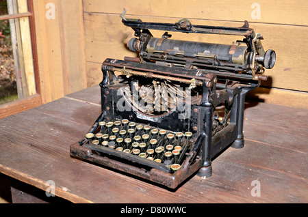 Une vieille machine à écrire sur l'écran dans un réglage vintage. Banque D'Images