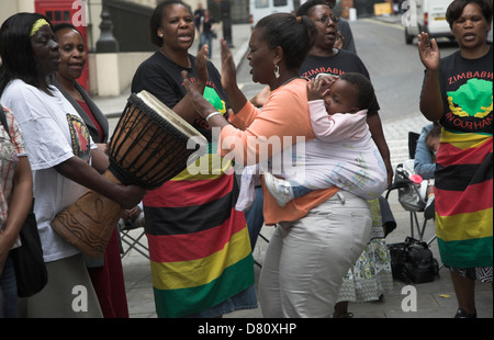 Rally dans le centre de Londres tenu par MDC chaque samedi pour protester contre Robert Mugabe et son régime au Zimbabwe Banque D'Images