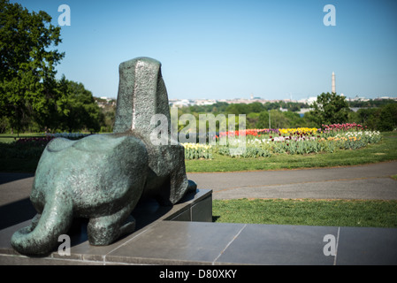 Carillon pays-Bas Statue du lion Arlington Virginie // ARLINGTON, Virginie, États-Unis — une des deux statues de bronze représentant un lion debout au Carillon des pays-Bas à côté du cimetière national d'Arlington et du Mémorial Iwo Jima. Donné pour la première fois en 1954, le Carillon a été déplacé à son emplacement actuel en 1960. C'était un cadeau des pays-Bas aux États-Unis en remerciement de l'aide américaine pendant la seconde Guerre mondiale Banque D'Images