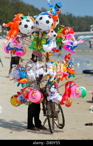 Vendeur de ballons sur le Serendipity Beach à Sihanoukville, Cambodge Banque D'Images