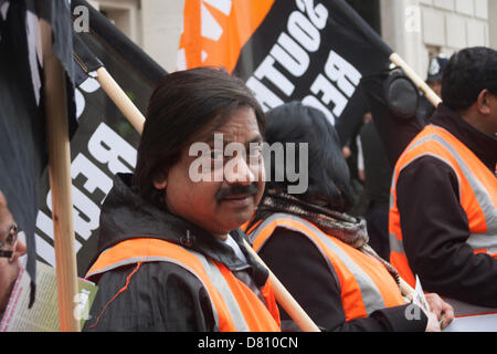 Londres, Royaume-Uni. 16 mai 2013. Un activiste GMB attend l'arrivée des invités au Guardian Sustainable Business Awards. Banque D'Images