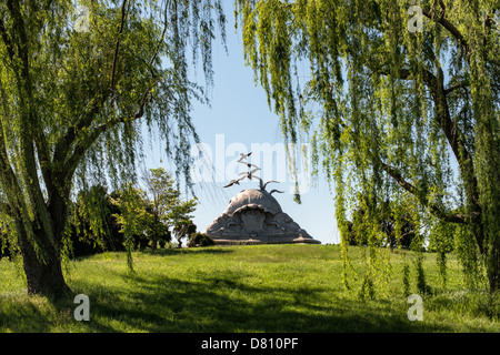 ARLINGTON, Virginie, États-Unis — le Navy-Merchant Marine Memorial, inauguré en 1934, se trouve dans le parc Lady Bird Johnson, le long du fleuve Potomac. Créée par le sculpteur Ernesto Begni del Piatta, la sculpture en aluminium de 35 pieds représente sept mouettes survolant des vagues stylisées. Le monument Art déco honore le personnel de la marine américaine et les marins marchands qui ont perdu la vie pendant la première Guerre mondiale Banque D'Images