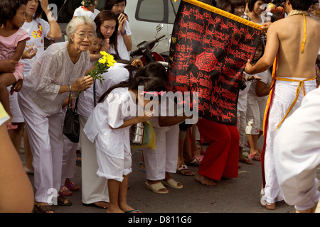 PHUKET, Thaïlande 2 Octobre 2011 : les spectateurs lors de l'assemblée annuelle du Festival Végétarien de Phuket arc dans le cas d'un médium spirituel de passage. Banque D'Images