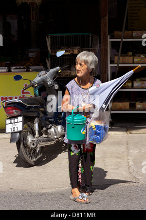 PHUKET, Thaïlande 6 SEPTEMBRE 2011 : adorateur attend que la circulation automobile avant d'entrer dans le sanctuaire chinois de mâchoire mettre. Banque D'Images