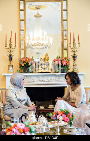 Première Dame Michelle Obama rencontre avec Emine Erdoğan, l'épouse du Premier Ministre de la Turquie dans les Yellow Oval Room de la Maison Blanche le 16 mai 2013 à Washington, DC. Banque D'Images