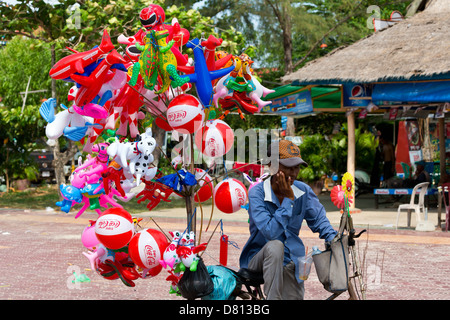 Vendeur de ballons sur le Serendipity Beach à Sihanoukville, Cambodge Banque D'Images