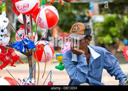 Vendeur de ballons sur le Serendipity Beach à Sihanoukville, Cambodge Banque D'Images