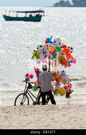 Vendeur de ballons sur le Serendipity Beach à Sihanoukville, Cambodge Banque D'Images