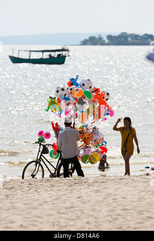 Vendeur de ballons sur le Serendipity Beach à Sihanoukville, Cambodge Banque D'Images