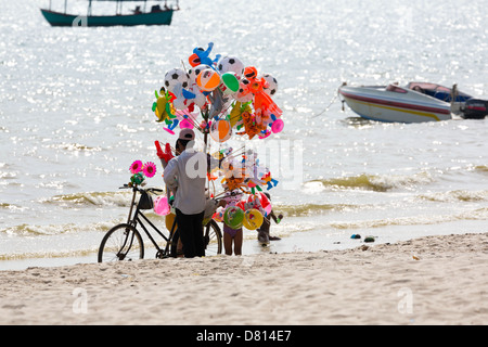 Vendeur de ballons sur le Serendipity Beach à Sihanoukville, Cambodge Banque D'Images