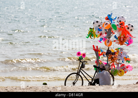 Vendeur de ballons sur le Serendipity Beach à Sihanoukville, Cambodge Banque D'Images