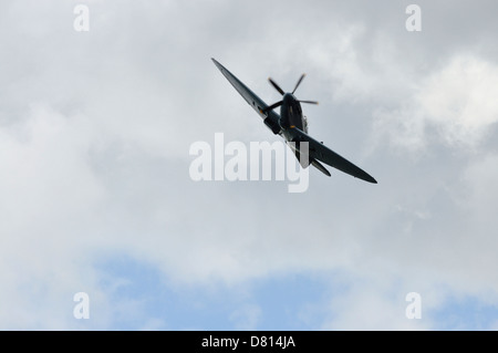 Spitfire de la Battle of Britain Memorial Flight avion sur réservoir Derwent le 16 mai 2013 Banque D'Images