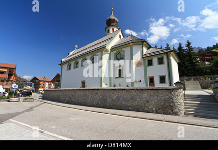 Petite église à San Cassiano, Val Badia, Trentin-Haut-Adige, Italie Banque D'Images