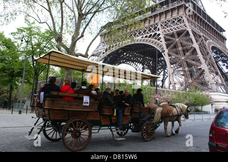 Chariot à cheval avec les passagers en face de la Tour Eiffel, Paris, France Banque D'Images