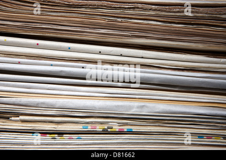 Pile de vieux journaux prêt pour le recyclage Banque D'Images