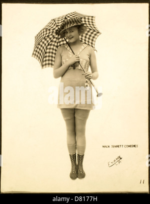 Femme en maillot une pièce tenant un parasol, Mack Sennett Baigneuse, vers 1920 Banque D'Images