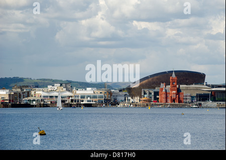 Une vue de la baie de Cardiff à barrage vers Mermaid Quay. Le Millennium Centre et le bâtiment Pierhead peut être vu. Banque D'Images