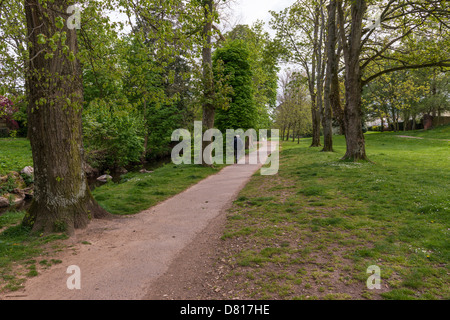 La ville de Sidmouth, Devon, Angleterre. 13 mai 2013. Les gens de marcher dans les jardins et dans le parc Byes Sidmouth. Banque D'Images