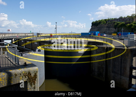 L'art public par l'artiste Suisse Felice Varini intitulée "Des points de suspension pour trois écluses Barrage" (cercles) sur le barrage de la baie de Cardiff Banque D'Images