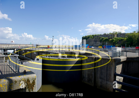 L'art public par l'artiste Suisse Felice Varini intitulée "Des points de suspension pour trois écluses Barrage" (cercles) sur le barrage de la baie de Cardiff Banque D'Images