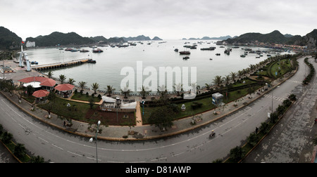 Une vue panoramique de l'hôtel sur la baie de Cat Ba au nord du Vietnam pendant la saison d'hiver. Banque D'Images