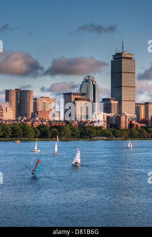 La tête vers les quais voiliers au coucher du soleil avec vue sur la skyline de Boston dans l'arrière-plan Banque D'Images