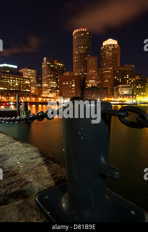 Une vue de la skyline de Boston à partir de Rowe's Wharf de nuit Banque D'Images