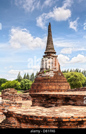 Vestiges de temples bouddhistes à Ayutthaya Historical Park, qui a les ruines de l'ancienne capitale de la Thaïlande... Banque D'Images