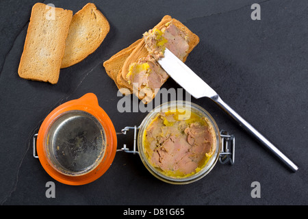 Foie gras de canard Pate faite du foie d'un canard ou d'oie avec des tranches de pain grillé Banque D'Images