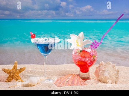 Tropical Beach cocktail rouge et bleu sur le sable blanc des caraïbes et fleurs seashell Banque D'Images