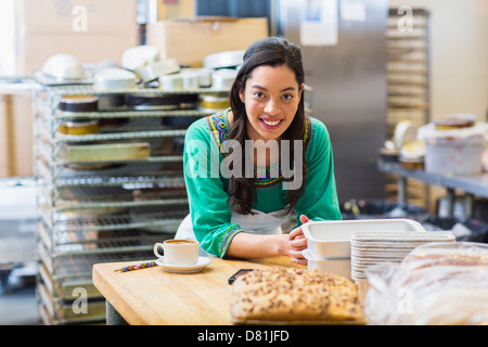 Mixed Race woman working in kitchen Banque D'Images