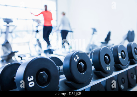 Close up de dumbbells sur rack dans une salle de sport Banque D'Images