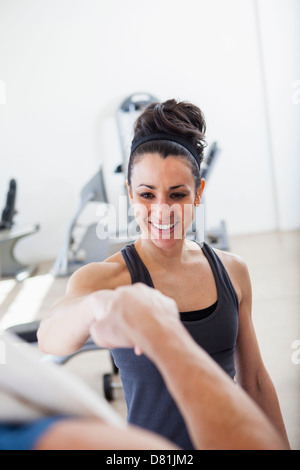 Man cheering avec trainer in gym Banque D'Images