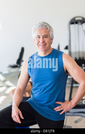 Older Hispanic man smiling in gym Banque D'Images