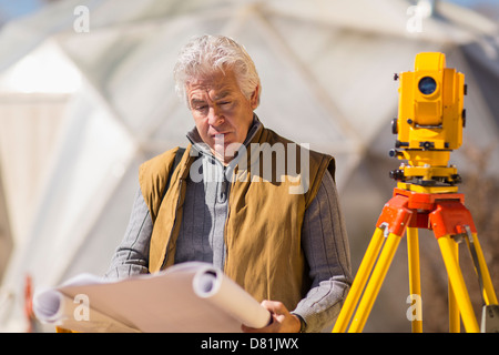 Travailler à l'extérieur de l'arpenteur hispanique Banque D'Images