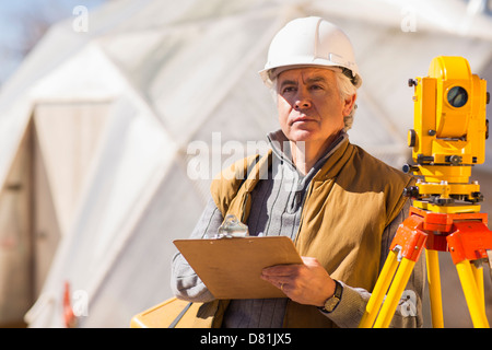 Travailler à l'extérieur de l'arpenteur hispanique Banque D'Images