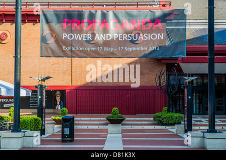 St Pancras, London UK 16 mai 2013. Le début d'une nouvelle exposition intitulée Propaganda - Puissance et persuasion à la British Library. L'exposition est présentée du 17 mai au 17 septembre 2013. St Pancras, London UK 16 mai 2013. Crédit : Guy Bell /Alamy Live News Banque D'Images