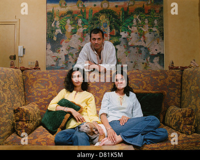 Family smiling together in living room Banque D'Images