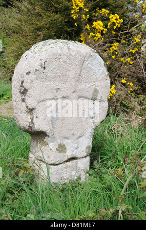 Croix celtique antique au bord de la route près de Madron Chapelle celtique et baptistère Cornwall England UK GO Banque D'Images