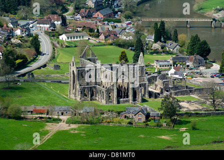 Abbaye de tintern et la vallée de la Wye à partir de la chaire devils chemin d'offas dyke vue gloucestershire, Angleterre Banque D'Images