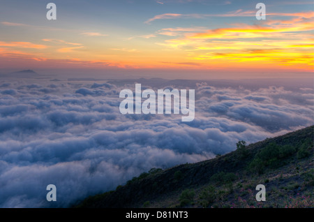 Italie Campanie Vesuvius National Park de Mt Vésuve : Golfe de Naples (Naples coucher de Poillipo Cape Nisida Islet Ischia Island Banque D'Images