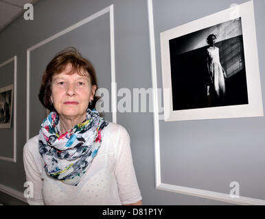 West Didsbury, Manchester, Royaume-Uni. 17 mai 2013. Judith Hetherington pose devant l'une des impressions de son fils Tim Hetherington, photographe de guerre lors d'une exposition de ses oeuvres à la nord de squash et tennis Club. Tim a remporté le premier prix du World Press Photo de l'année (histoires en images) 2001 pour ses photos de l'aveugle à la Milton Margai School en Sierra Leone. Les enfants ont été les victimes innocentes de la guerre civile. L'exposition, ainsi que d'autres à Los Angeles, New York et Bangkok vise à recueillir des fonds pour l'école. Tim a été tué à Misrata, en Libye:Crédit John Fryer/Alamy Live News Banque D'Images