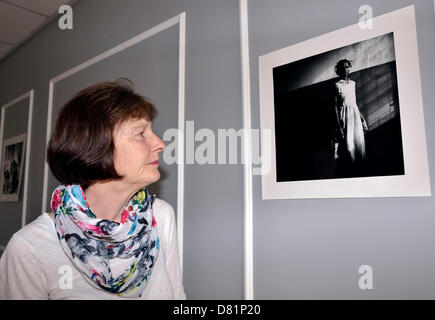 West Didsbury, Manchester, Royaume-Uni. 17 mai 2013. Judith Hetherington se penche sur l'une des impressions de son fils Tim Hetherington, photographe de guerre lors d'une exposition de ses oeuvres à la nord de squash et tennis Club. Tim a remporté le premier prix du World Press Photo de l'année (histoires en images) 2001 pour ses photos de l'aveugle à la Milton Margai School en Sierra Leone. Les enfants ont été les victimes innocentes de la guerre civile. L'exposition, ainsi que d'autres à Los Angeles, New York et Bangkok vise à recueillir des fonds pour l'école. Tim a été tué en Libye en 2011, Mirata:Crédit John Fryer/Alamy Live News Banque D'Images