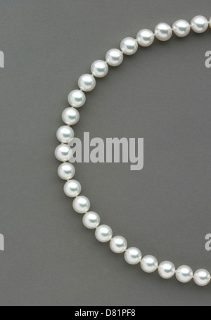 Collier de perles sur fond gris Banque D'Images