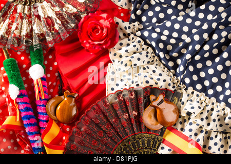 Typique de l'Espagne Espana castagnettes avec ventilateur rose robe flamenco et torero comb Banque D'Images