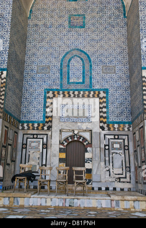 Beitt (Bait) Joumblatt, Alep, Syrie. Le portique - iwan - d'un ancien palais ottoman du 16ème siècle avec des carreaux de céramique géométrique. Banque D'Images